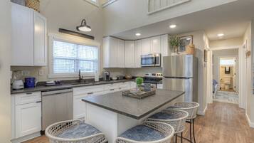 Fridge, microwave, stovetop, dishwasher