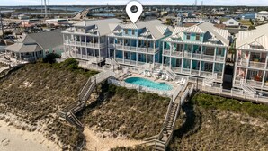 Un grand complexe hôtelier comprenant plusieurs bâtiments, une piscine et une plage.