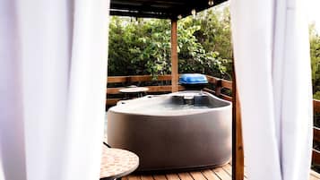 Bañera de hidromasaje al aire libre
