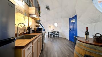 Kühlschrank, Mikrowelle, Herdplatte, Geschirrspüler