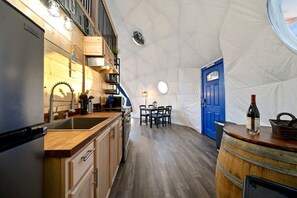 ثلاجة، ميكروويف، موقد طهي مسطح، غسالة أطباق