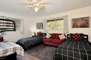 Desk, iron/ironing board, WiFi, bed sheets
