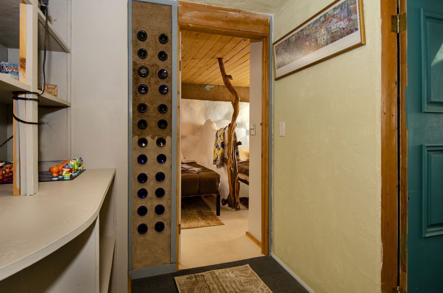1 habitación, escritorio, tabla de planchar con plancha y cuna de viaje 