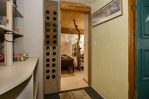 1 habitación, escritorio, tabla de planchar con plancha y cuna de viaje 