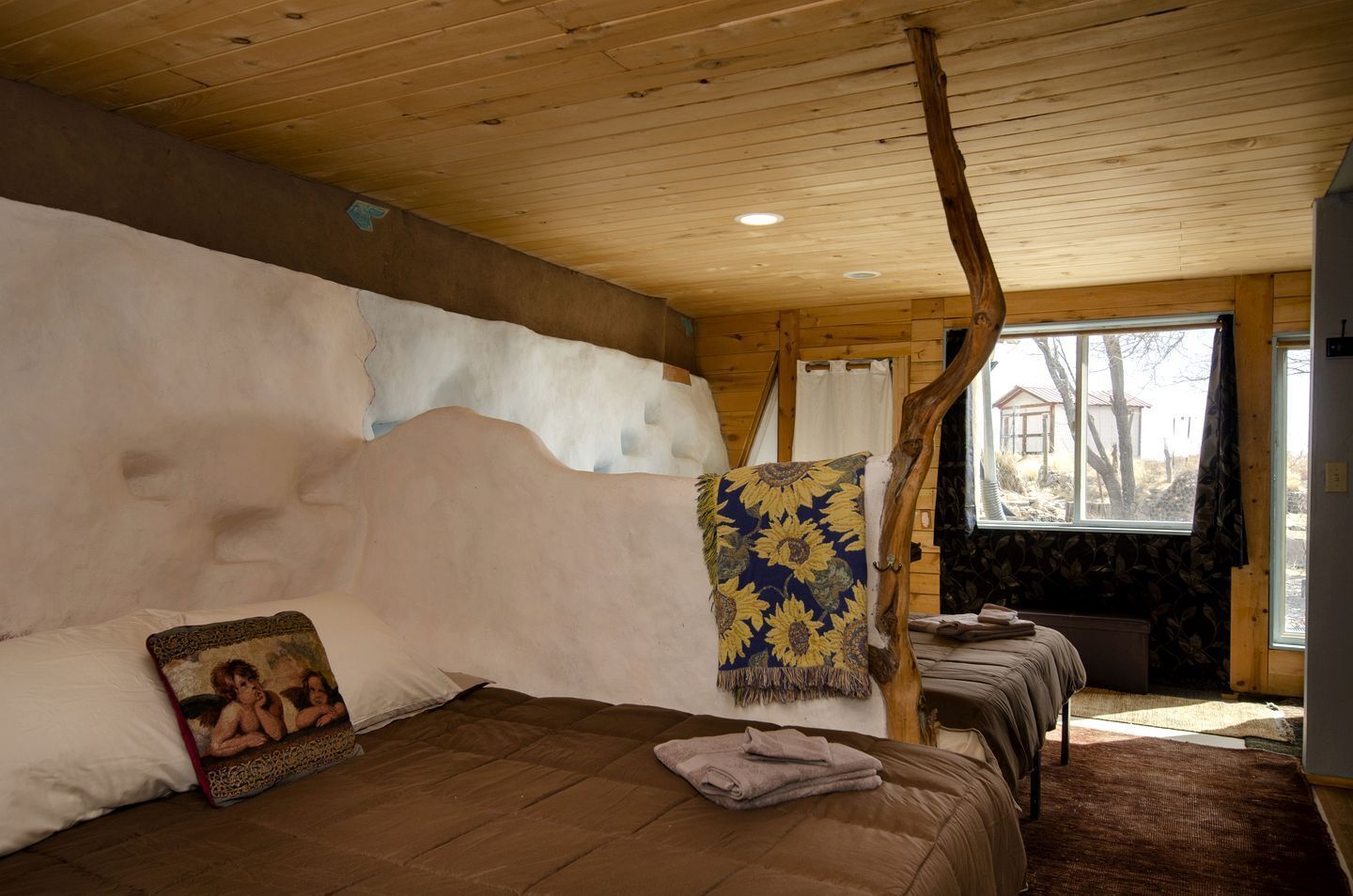 1 chambre, bureau, fer et planche à repasser, lit parapluie