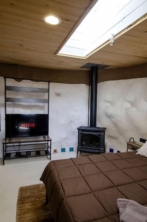 1 chambre, bureau, fer et planche à repasser, lit parapluie