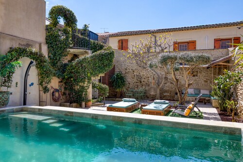 Holiday Home "La Maison de la Porte Saint Louis"