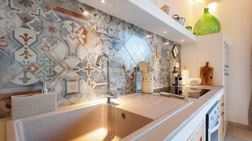 Kühlschrank, Ofen, Herdplatte, Wasserkocher mit Kaffee-/Teezubehör