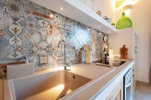 Kühlschrank, Ofen, Herdplatte, Wasserkocher mit Kaffee-/Teezubehör