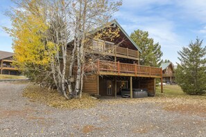Exterior - Wooden Spacious Cabin with Jacuzzi, Game Space and Fire Pit in Idaho (Island Park)