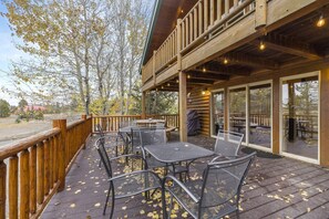 Outdoor dining - Wooden Spacious Cabin with Jacuzzi, Game Space and Fire Pit in Idaho (Island Park)