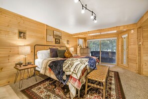 6 bedrooms, iron/ironing board, WiFi, bed sheets - Wooden Spacious Cabin with Jacuzzi, Game Space and Fire Pit in Idaho (Island Park)