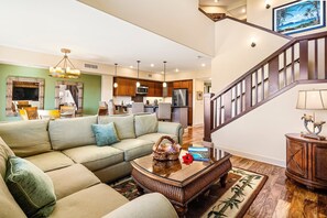 タウンホーム ベッド (複数台) ラナイ オーシャンビュー (Halii Kai 8G) | リビング エリア