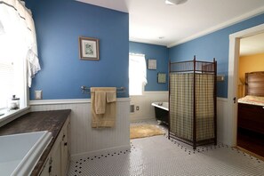 Jetted tub, hair dryer, towels, toilet paper