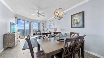 Appart'hĂŽtel Signature, 2 chambres, balcon, vue plage | Restauration dans la chambre