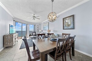 Signature Condo, 2 Bedrooms, Balcony, Beach View | Makan dalam bilik