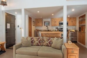 Smart TV, fireplace - Crestview Condo 18 - Walk to Ski Lifts & Downtown Ketchum (Ketchum)