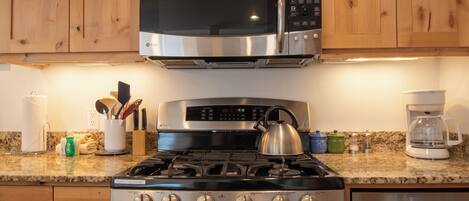 雪櫃、微波爐、焗爐、爐具