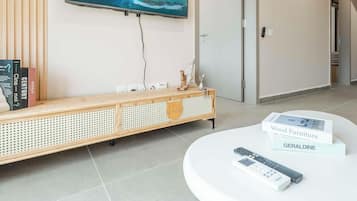 Comfort Apartment, 2 Bedrooms, Non Smoking, Kitchen | Ruang tamu | 40 inci sebuah televisyen pintar dengan digital