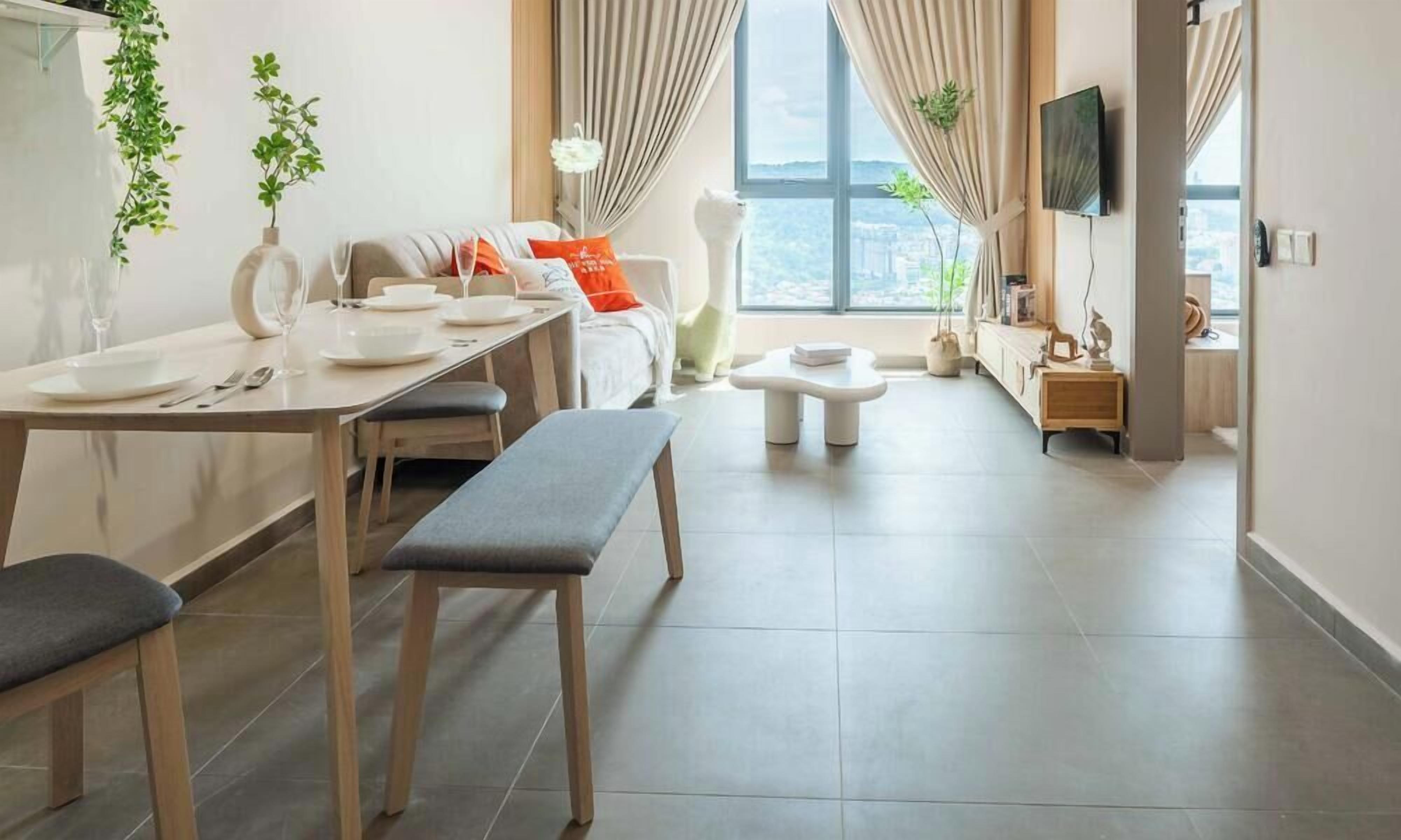 คอมฟอร์ทอพาร์ทเมนท์, 2 ห้องนอน, ปลอดบุหรี่, ห้องครัว | บริเวณนั่งเล่น | สมาร์ททีวี 40 นิ้ว พร้อมช่องดิจิตอล