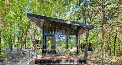 Bright Modern Treehouse with Pickleball Court Near LBJ Grasslands | Alvord, Texas