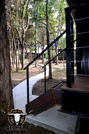 المنطقة المحيطة بالمنشأة