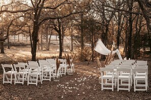 Outdoor banquet area - Romantic Woodland Cabin Hideaway Near the Lake in Scenic Texas Countryside (Alvord)