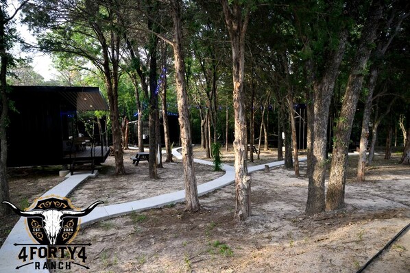 Property grounds - Romantic Woodland Cabin Hideaway Near the Lake in Scenic Texas Countryside (Alvord)