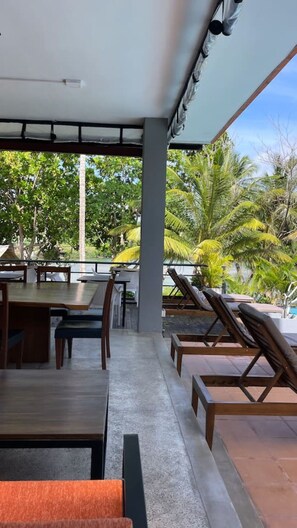 屋外ダイニングエリア