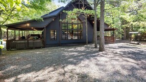 Unclassified image, 3 of 38, button - Charming Cabin with Hot Tub Near Casino & State Park in Hochatown, Oklahoma (Broken Bow)