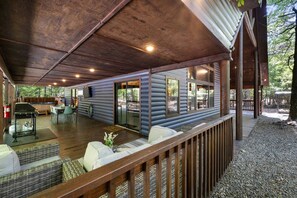 Outdoor dining - Charming Cabin with Hot Tub Near Casino & State Park in Hochatown, Oklahoma (Broken Bow)