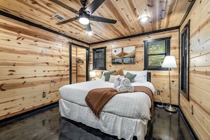 Room - Charming Cabin with Hot Tub Near Casino & State Park in Hochatown, Oklahoma (Broken Bow)