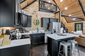 Fridge, microwave, oven, stovetop - Charming Cabin with Hot Tub Near Casino & State Park in Hochatown, Oklahoma (Broken Bow)