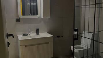 Bungalow Premium - utsikt mot poolen | Badrum | Gratis toalettartiklar, hårtork, handdukar och tvål