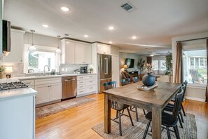 Coffee/tea maker, fridge, microwave, oven - Charming Texas Farmhouse Stay with Modern Western Flair near NRS Ranch in Decatur, TX (Decatur)