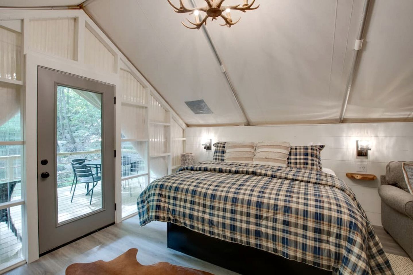 1 bedroom, desk, WiFi, bed sheets