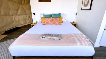 1 bedroom, desk, WiFi, bed sheets