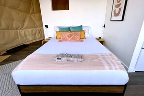 1 bedroom, desk, WiFi, bed sheets