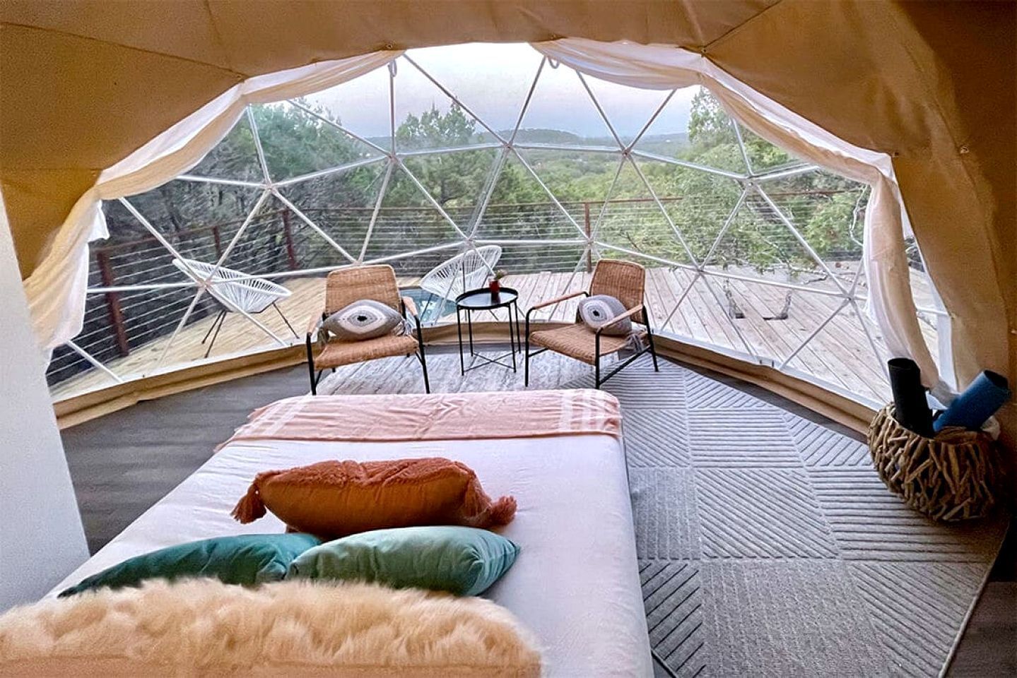 1 bedroom, desk, WiFi, bed sheets