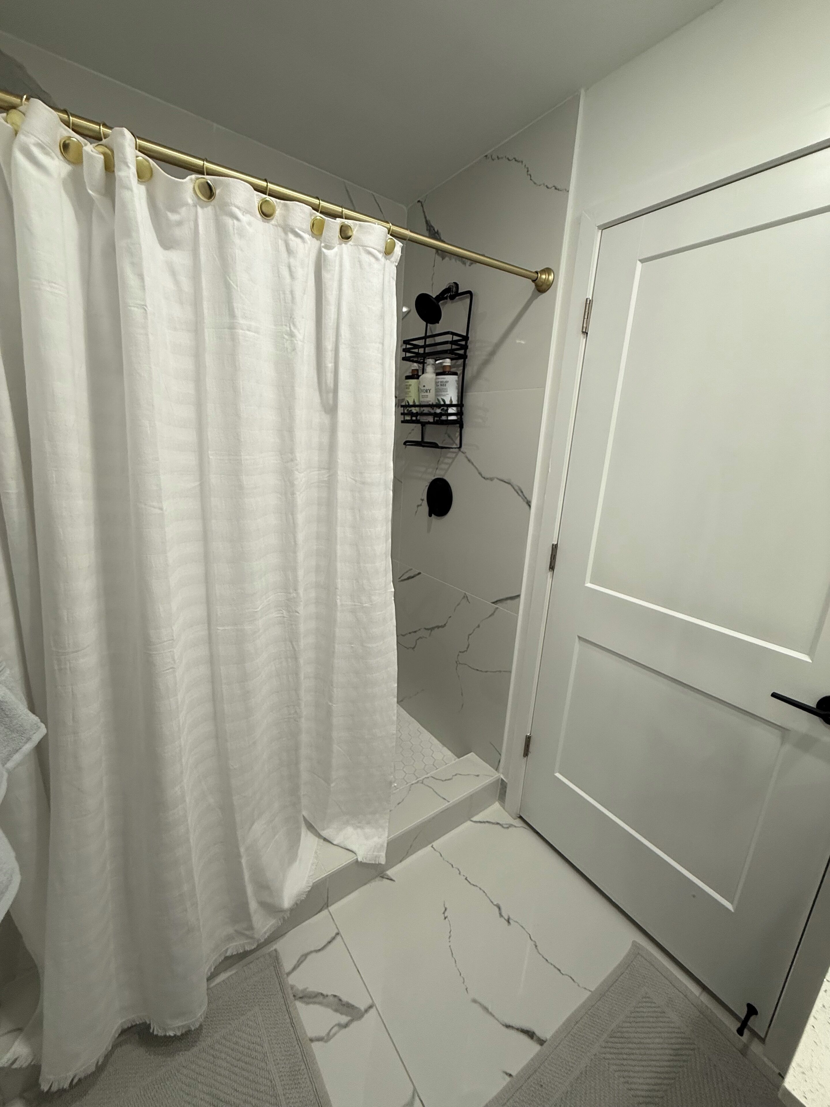 Suihku, pyyhkeet, saippua, vessapaperi