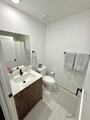 淋浴设施、毛巾、肥皂、卫生纸