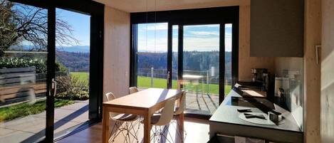 Fridge, oven, dishwasher, coffee/tea maker