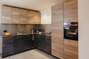 ثلاجة، فرن، موقد طهي مسطح، غسالة أطباق