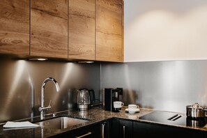 ثلاجة، فرن، موقد طهي مسطح، غسالة أطباق