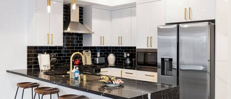 Køleskab, mikrobølgeovn, ovn, kogeplade