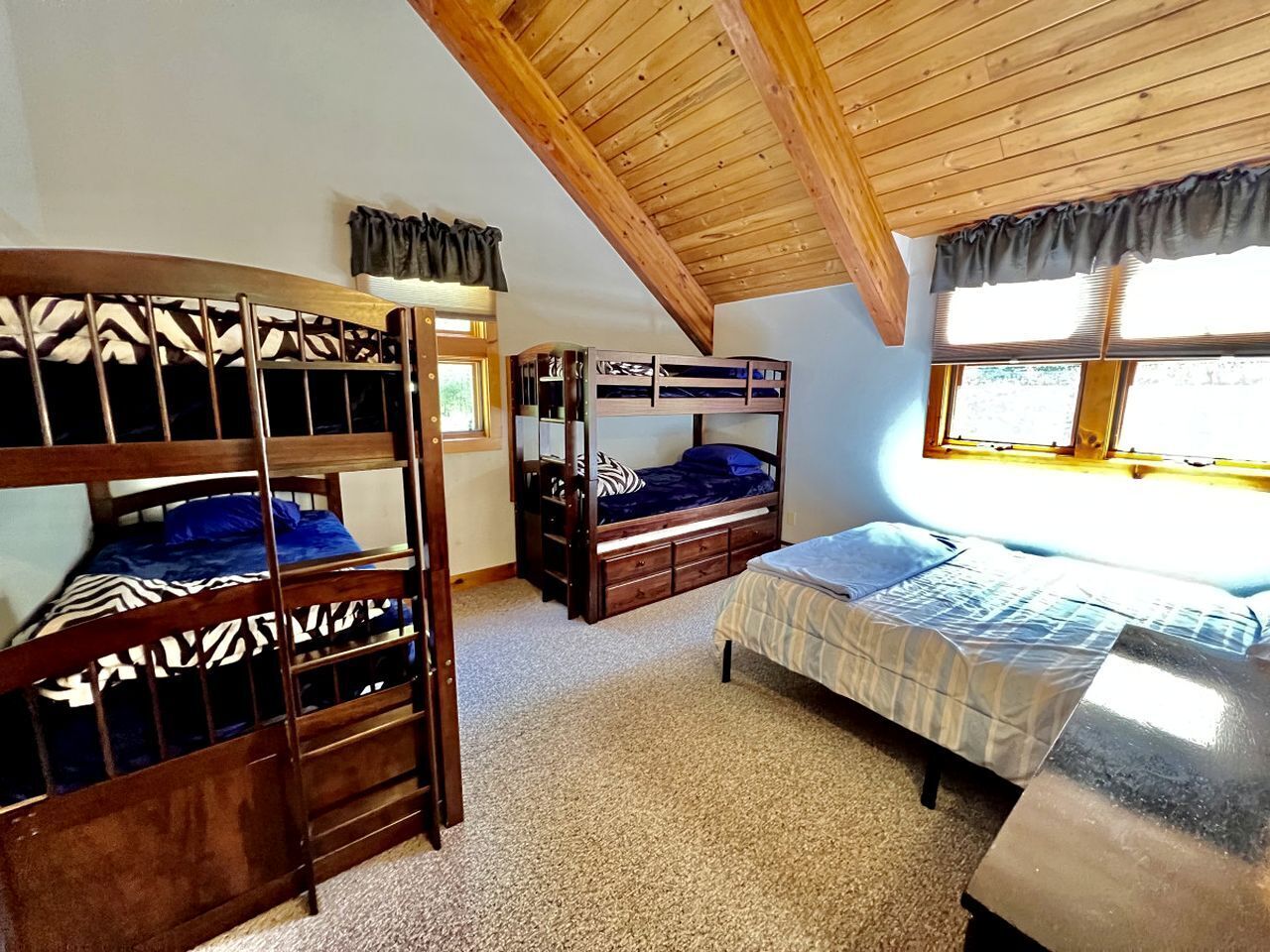 4 Schlafzimmer, Schreibtisch, Bügeleisen/Bügelbrett, WLAN