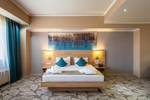 Safe på rommet, skrivebord, strykejern/-brett og wi-fi (inkludert)