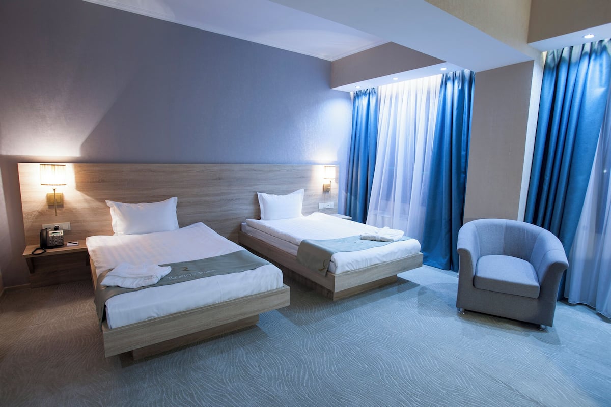 Habitación Deluxe con 2 camas individuales, vista a la ciudad | Caja de seguridad en la habitación y escritorio