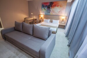 Coffres-forts dans les chambres, bureau, fer et planche à repasser
