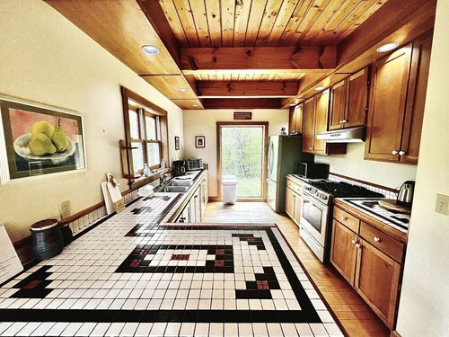 Delightful Rental with Fire Pit, Jacuzzi and Foosball Table in Vermont